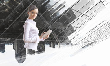 女商人和現(xiàn)代城市的背景。混合媒體