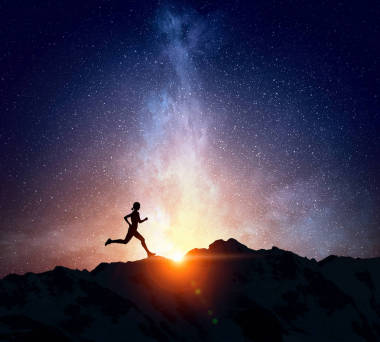 慢跑者在夜間運(yùn)行。混合媒體圖片