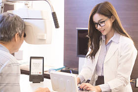 验光师在店里的男人图片