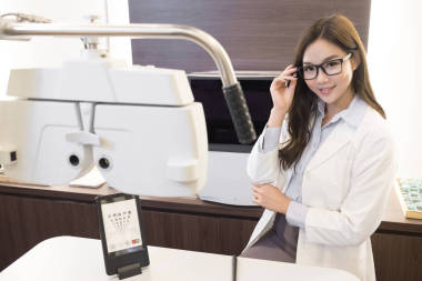 微笑的女人驗光師照片