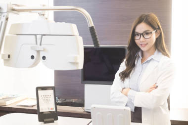 微笑的女人驗光師