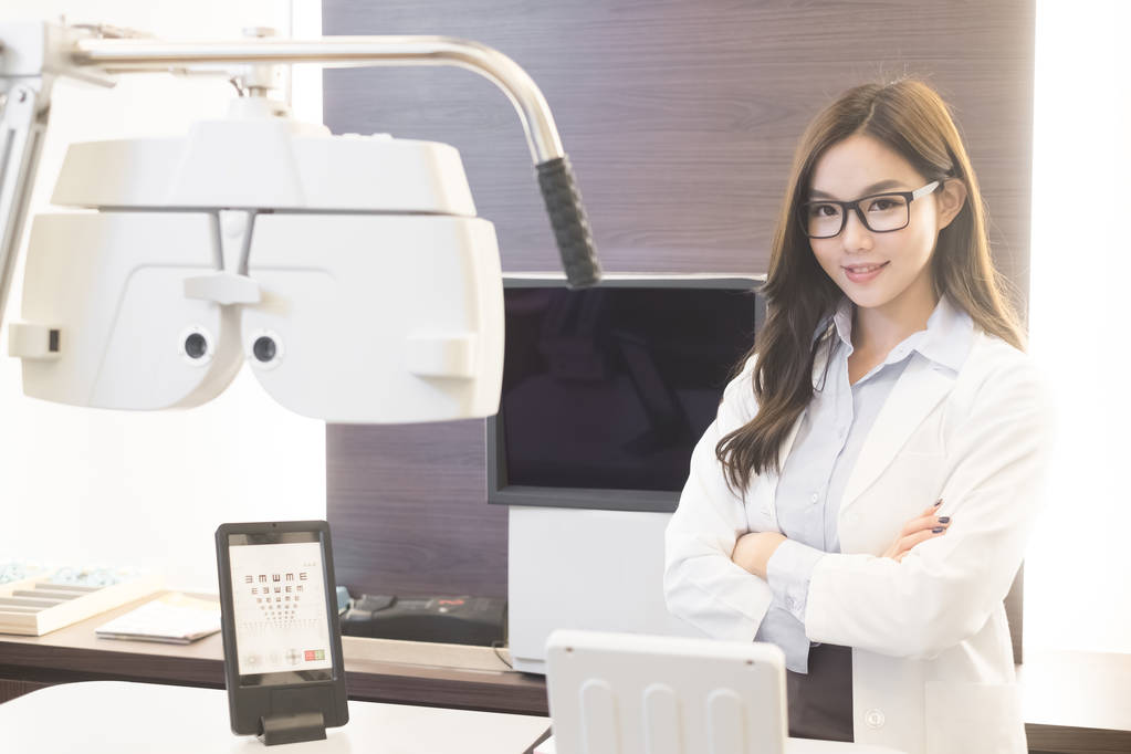 微笑的女人验光师 微笑的女人验光师