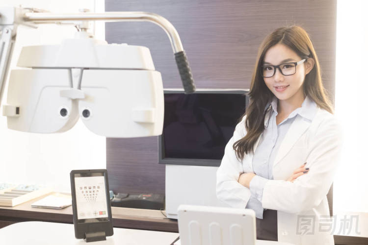 微笑的女人驗光師