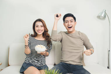 興奮的夫婦看電視 