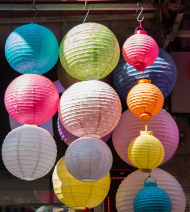 五顏六色的紙燈籠戶外市場圖片