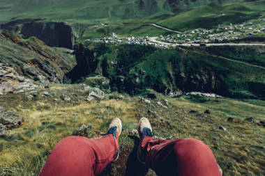 旅行者年輕人休息和享受的自然觀，角度射擊