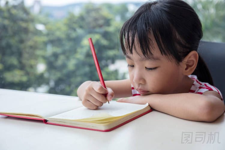 亞洲中國(guó)小女孩寫(xiě)的家庭作業(yè)圖片