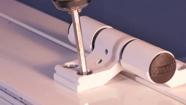 建筑工人在制造上安裝窗口。體力勞動工人組裝 Pvc 窗戶的玻璃面板。制造業(yè)就業(yè)機會。鋁和 Pvc 門窗生產(chǎn)