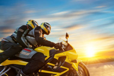 Motorbikers 對(duì)體育摩托車騎在日落