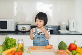 女孩 有 乐趣 与 胡萝卜
