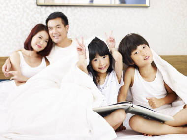 亞洲家庭有兩個(gè)孩子在臥室里玩