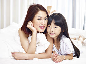 亚洲的母亲和女儿的肖像图片
