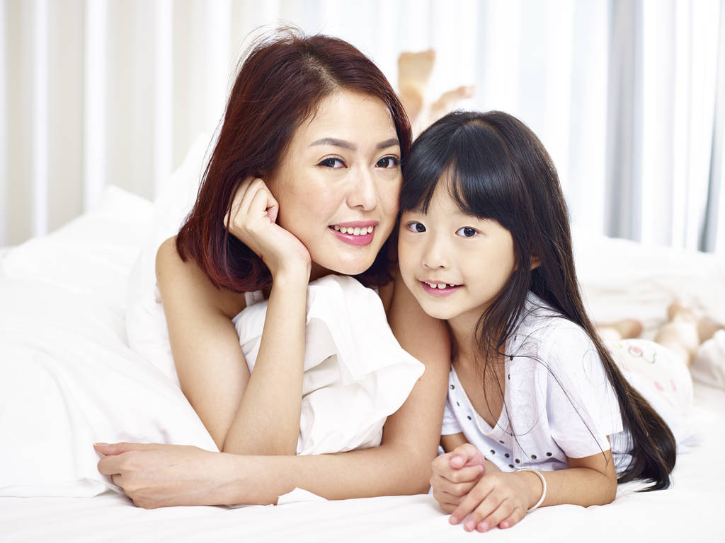 亚洲的母亲和女儿的肖像图片
