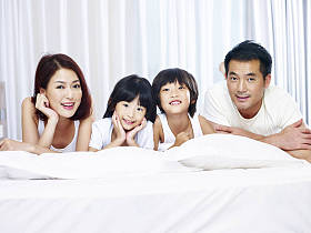 亚洲家庭有两个孩子的画像照片