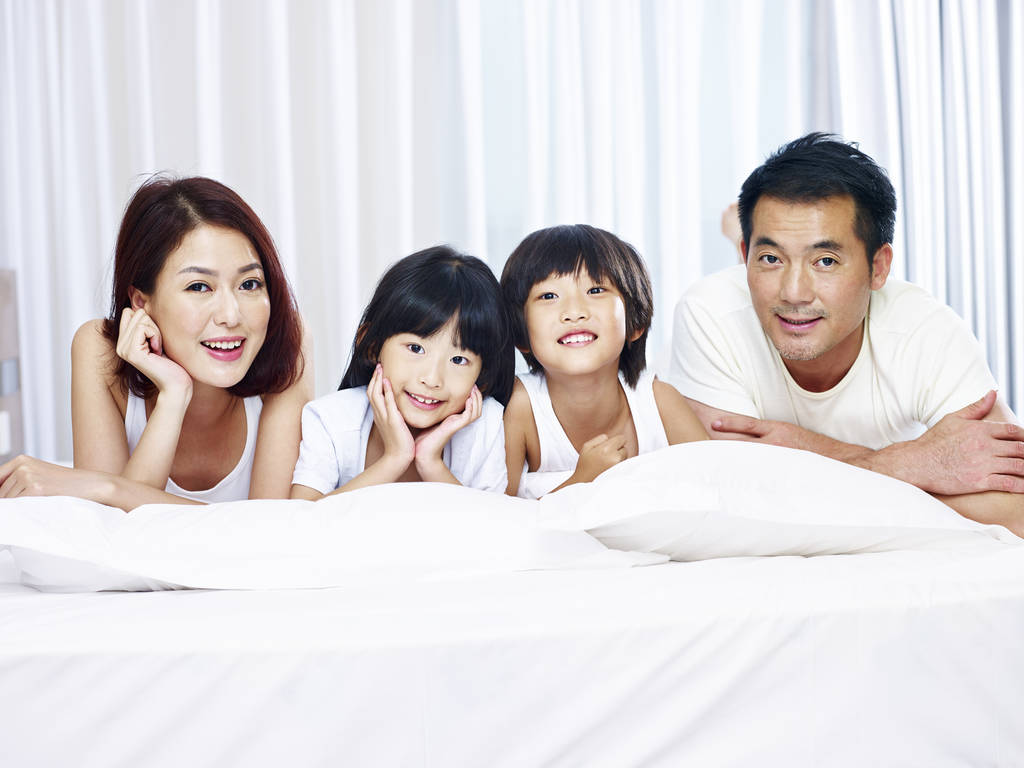 亚洲家庭有两个孩子的画像照片 亚洲家庭有两个孩子的画像照片