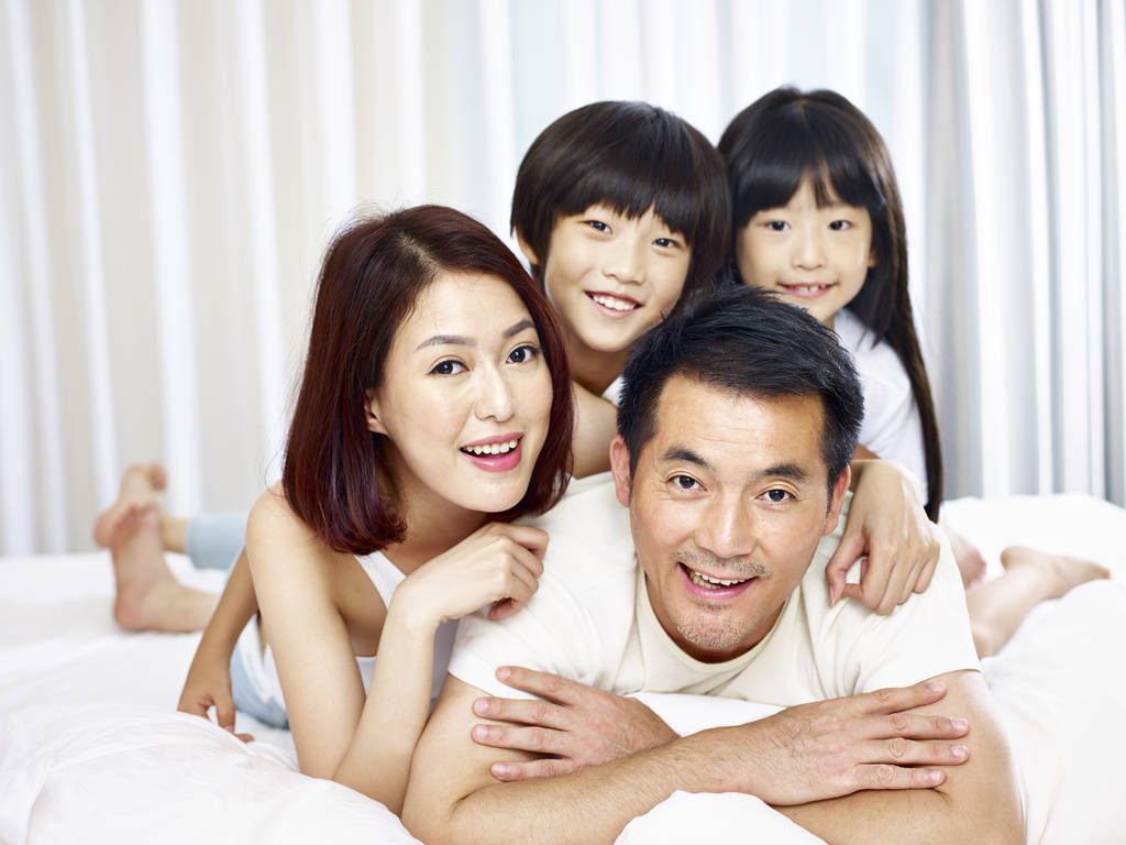 亚洲家庭有两个孩子的画像 亚洲家庭有两个孩子的画像