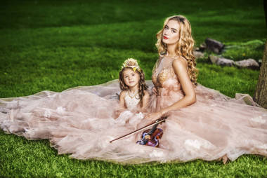 天使般的孩子与一位仙女