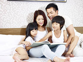 亚洲家庭有两个孩子在卧室里读书