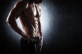 健壮的男人摆姿势