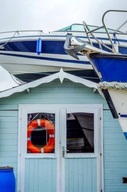 船上佇立在海岸上，靠得很近，這艘游艇，l