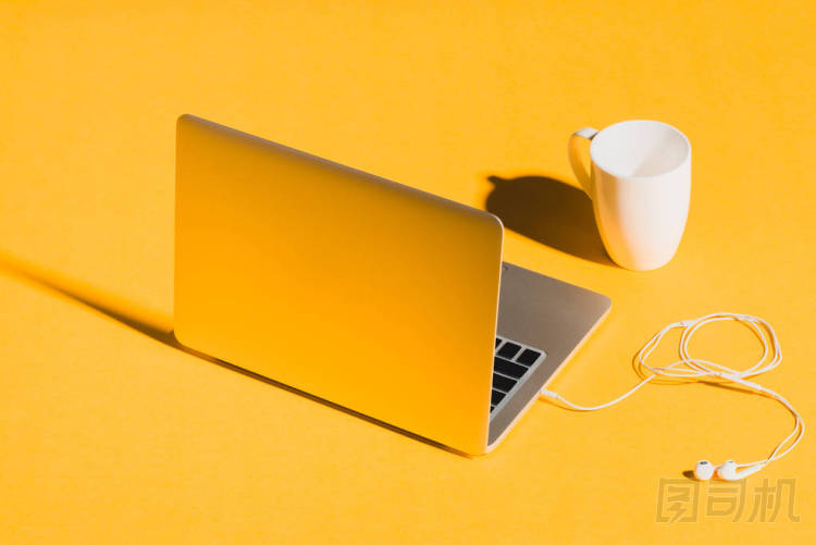 手提電腦、 耳機(jī)和咖啡的杯圖片