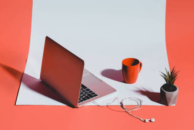 咖啡，带着耳机的笔记本电脑