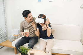 使用 vr 设备眼镜的夫妇