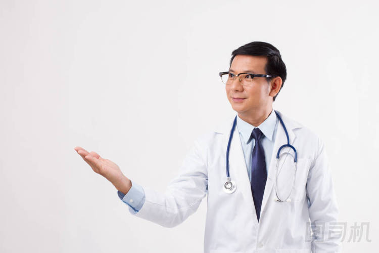 向上的手走到左邊的男醫(yī)生