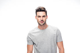 灰色 t 恤的男人照片