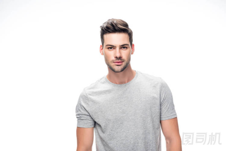 灰色 t 恤的男人照片