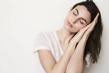 闭着眼睛假装睡觉的女人