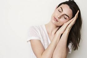 闭着眼睛假装睡觉的女人