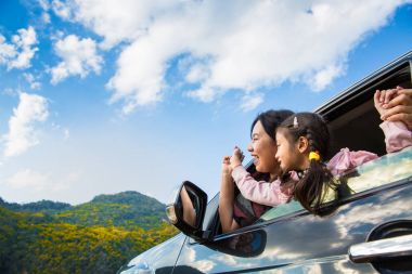 亚洲的母亲和女儿享受着车到处山背景之旅 亚洲的母亲和女儿享受着车到处山背景之旅