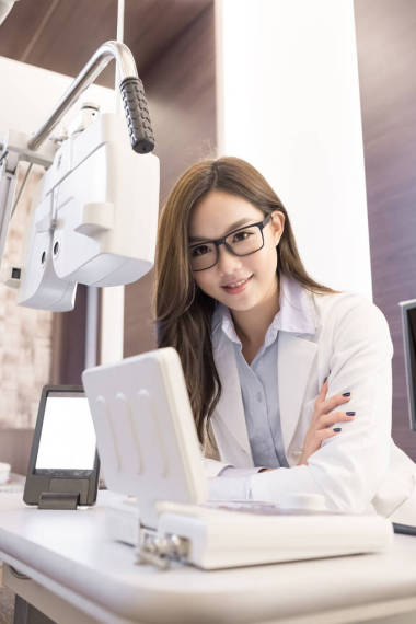 美丽的女人验光师微笑图片