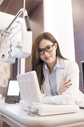 美丽的女人验光师微笑图片