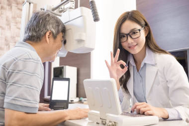 驗(yàn)光師在店里的男人