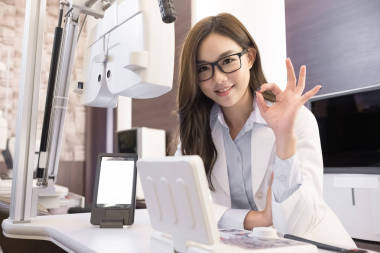 美麗的女人驗光師微笑圖片