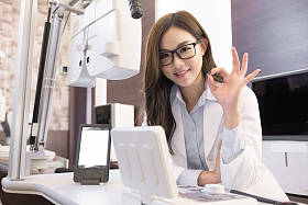 美丽的女人验光师微笑图片