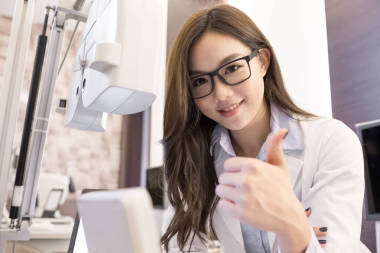 美麗的女人驗光師微笑