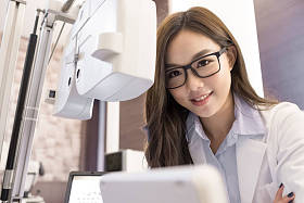 美丽的女人验光师微笑