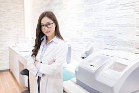 美丽的女人验光师微笑