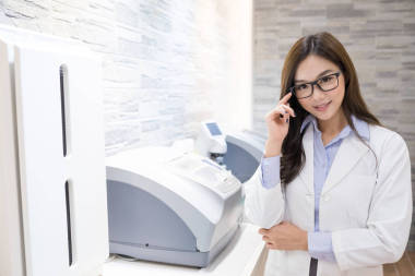 美麗的女人驗光師微笑