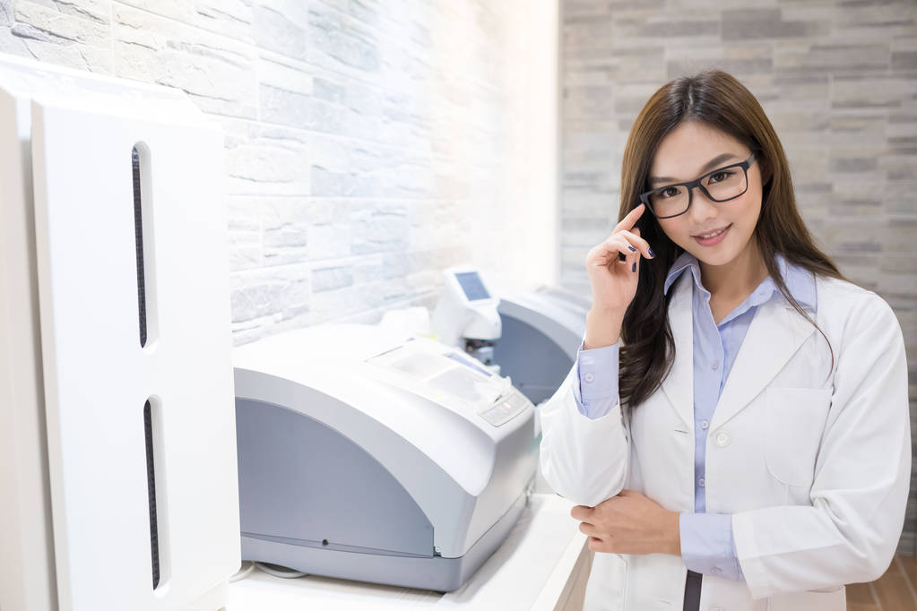 美丽的女人验光师微笑 美丽的女人验光师微笑