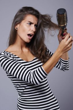 梳理她的头发的女人 梳理她的头发的女人