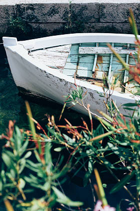 仿古复古仿古船停靠在老湾图片
