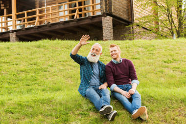 家庭在后院休息