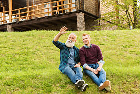 家庭在后院休息