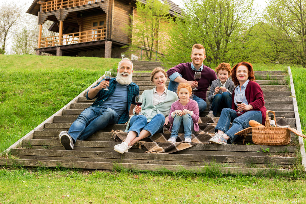 家人在村子里野餐 家人在村子里野餐