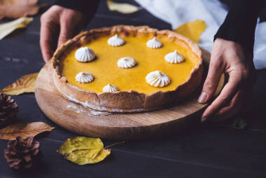 女性的手在桌上的放置餡