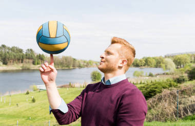 英俊的男人，与球图片